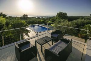 Charmantes Apartment nur 400 Meter zum Strand mit grossem Pool, privater Terrasse, Grill, Liegen