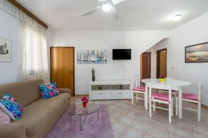 Charmantes Apartment nur 400 Meter zum Strand mit grossem Pool, privater Terrasse, Grill, Liegen