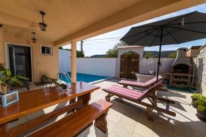 Bezaubernde Villa mit beheizten Privatpool, BBQ, Spielplatz, Waschmaschine 