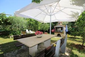 Modernes Apartment mit privater Terrasse, Grillbereich, Spielplatz, Liegen, Privatparkplatz
