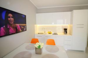 Modernes Apartment mit privater Terrasse, Grillbereich, Spielplatz, Liegen, Privatparkplatz