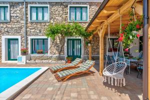 Mediterranes Ferienhaus mit Boulebahn, Spielplatz, Outdoor-Kueche, Tischtennis, Privatpool 