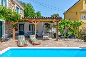 Mediterranes Ferienhaus mit Boulebahn, Spielplatz, Outdoor-Kueche, Tischtennis, Privatpool