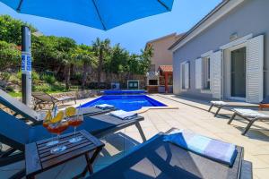 Strandnahe Villa mit Meerblick, 2 Bikes, beheiztem Privatpool - nur 300 Meter zum Strand