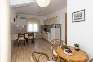 Helles Apartment nur 150 Meter zum Strand mit Dachterrasse, Meerblick, Grill 