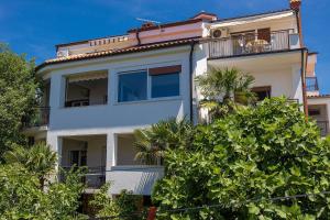 Helles Apartment nur 150 Meter zum Strand mit Dachterrasse, Meerblick, Grill