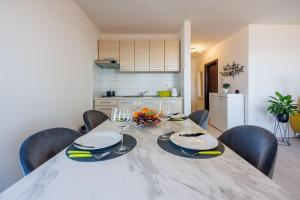 Lichtdurchflutetes Apartment mit Meerblick, privatem Balkon, WiFi, Privatparkplatz