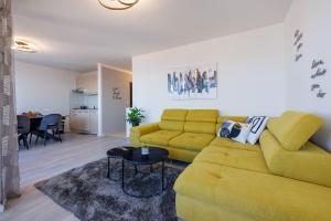 Lichtdurchflutetes Apartment mit Meerblick, privatem Balkon, WiFi, Privatparkplatz
