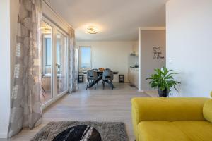 Lichtdurchflutetes Apartment mit Meerblick, privatem Balkon, WiFi, Privatparkplatz