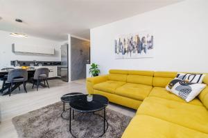 Lichtdurchflutetes Apartment mit Meerblick, privatem Balkon, WiFi, Privatparkplatz