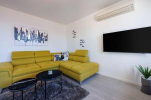 Lichtdurchflutetes Apartment mit Meerblick, privatem Balkon, WiFi, Privatparkplatz