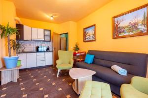 Hundefreundliches Ferienhaus mit Spielplatz, Privatpool, Kicker, Holzkohlegrill