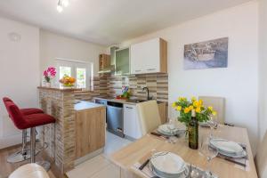 Beeindruckendes Apartment mit grosser Dachterrasse, Whirlpool, Meerblick, Grill, Aussendusche