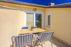 Cozy Dachgeschosswohnung mit Meerblick, Klima, WiFi - nur 350 Meter zum Strand