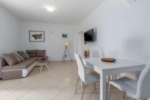 Malerisches Apartment in der Natur mit Pool, Outdoor-Kueche, BBQ, Spielplatz