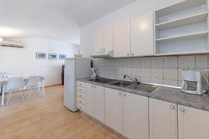 Mediterranes Apartment nur 150 Meter zum Strand mit Meerblick, Grillbereich, Privatparkplatz, WiFi