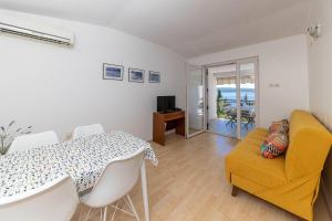 Mediterranes Apartment nur 150 Meter zum Strand mit Meerblick, Grillbereich, Privatparkplatz, WiFi