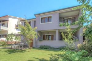 Lichtdurchflutetes Apartment nur 300 Meter zum Strand mit Grillbereich, Privatparkplatz, WiFi 
