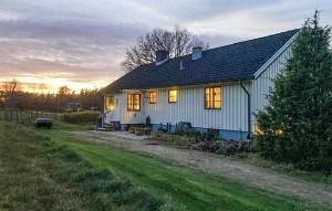 3 Bedroom Nice Home In Röke