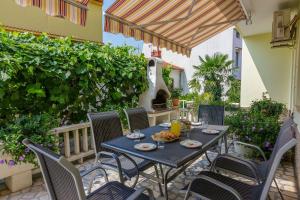 Hundefreundliches Apartment nur 350 Meter zum Sandstrand mit privater Terrasse, Steingrill, WiFi