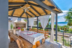 Renoviertes Apartment nur 150 Meter zum Strand mit Jacuzzi, Meerblick, Pool, Billardtisch