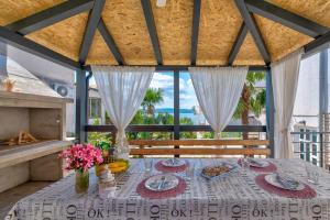 Renoviertes Apartment nur 150 Meter zum Strand mit Jacuzzi, Meerblick, Pool, Billardtisch