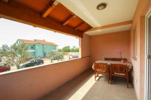 Renoviertes Apartment mit privater Terrasse, WiFi, Parkplatz bei Novigrad 