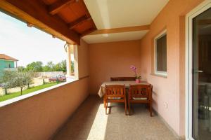 Renoviertes Apartment mit privater Terrasse, WiFi, Parkplatz bei Novigrad 