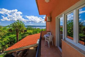 Charmantes Apartment nur 600 Meter zum Strand mit Meerblick, Holzkohlegrill, WiFi 