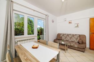 Charmantes Apartment nur 600 Meter zum Strand mit Meerblick, Holzkohlegrill, WiFi 