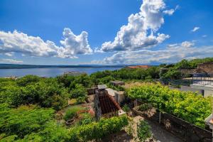 Charmantes Apartment nur 600 Meter zum Strand mit Meerblick, Holzkohlegrill, WiFi 