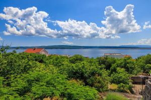 Charmantes Apartment nur 600 Meter zum Strand mit Meerblick, Holzkohlegrill, WiFi