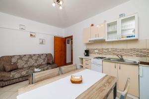 Charmantes Apartment nur 600 Meter zum Strand mit Meerblick, Holzkohlegrill, WiFi