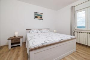 Charmantes Apartment nur 600 Meter zum Strand mit Meerblick, Holzkohlegrill, WiFi