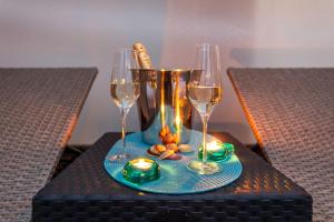 Faszinierendes Apartment nur 150 Meter zum Strand mit Jacuzzi, Billard, Pool, Grill