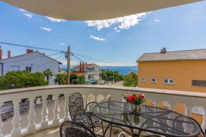 Komfortables Apartment nur 500 Meter zum Strand mit Meerblick, Klima, privatem Balkon