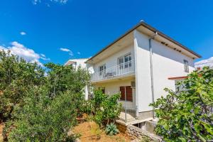 Komfortables Apartment nur 430 Meter zum Strand mit Meerblick, Balkon, Terrasse, Grillbereich