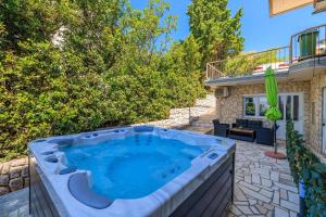 Idyllisches Apartment nur 300 Meter zum Strand mit Meerblick, Whirlpool, Grill