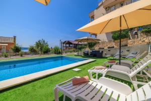 Malerisches Apartment nur 350 Meter zum Strand mit Panoramameerblick, Pool, Aussendusche