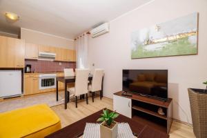 Malerisches Apartment nur 350 Meter zum Strand mit Panoramameerblick, Pool, Aussendusche