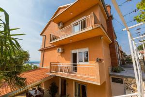 Komfortables Apartment mit Meerblick, BBQ-Bereich, Garten, Privatparkplatz