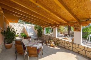 Komfortables Apartment mit Meerblick, BBQ-Bereich, Garten, Privatparkplatz