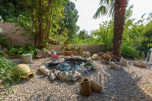 Komfortables Apartment mit Meerblick, BBQ-Bereich, Garten, Privatparkplatz