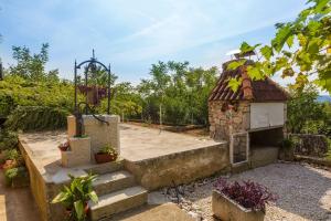 Komfortables Apartment mit Meerblick, BBQ-Bereich, Garten, Privatparkplatz