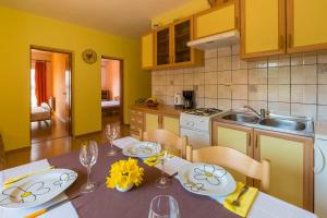 Komfortables Apartment mit Meerblick, BBQ-Bereich, Garten, Privatparkplatz