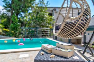 Helles Apartment nur 150 Meter zum Strand mit Jacuzzi, Meerblick, Pool, Billard