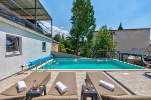 Helles Apartment nur 150 Meter zum Strand mit Jacuzzi, Meerblick, Pool, Billard