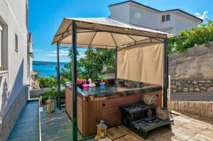 Helles Apartment nur 150 Meter zum Strand mit Jacuzzi, Meerblick, Pool, Billard