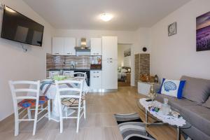 Renoviertes Apartment mit Meerblick, Fitnessraum, Babybett, Grillbereich