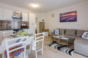 Renoviertes Apartment mit Meerblick, Fitnessraum, Babybett, Grillbereich